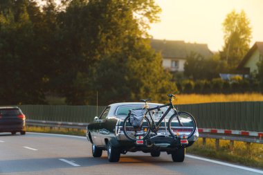 Bagajında bisikleti olan eski bir araç.