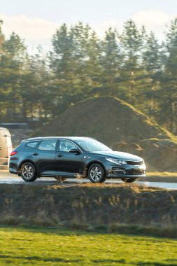 Modern arazi arabası güzel yaz manzarasının içinden geçiyor.