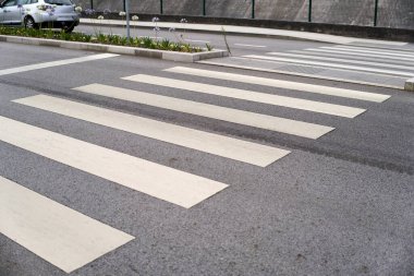 Asfalt yolda Zebra kavşağı işareti