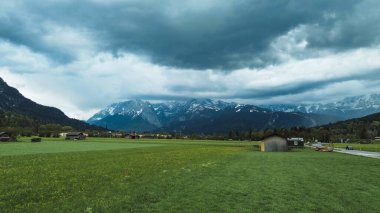 Dramatik bulutlu gökyüzünün altında ilkbahar alanı