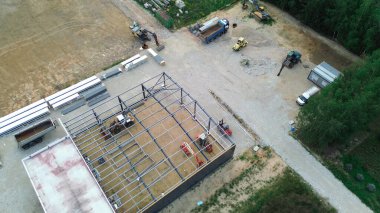 Gün batımında makineli inşaat alanı