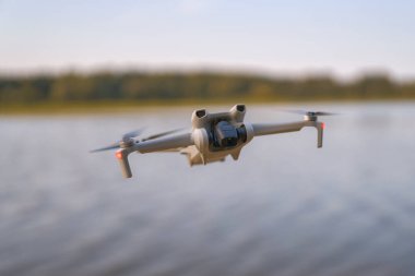 Dijital İHA gün batımında manzara üzerinde uçuyor