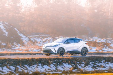 Modern elektrikli cip kırsalda süzülüyor.