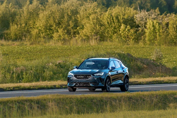 Kırsal kesimde modern küçük aile arabası sürüyor.