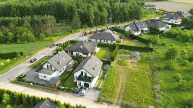 Doğayla çevrili modern evler.