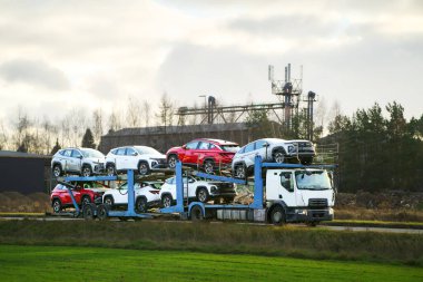 Yarı kamyon yeni jipler taşıyor.