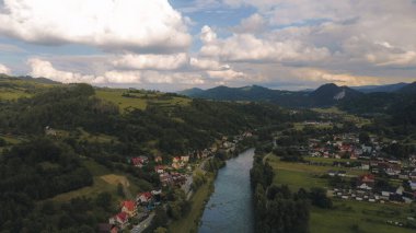 Manzaralı dağ nehir vadisi manzarası