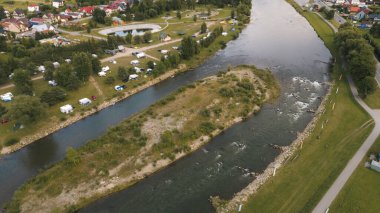 Vadi, orman ve nehir manzarası