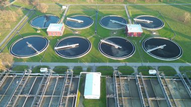 Atık su arıtma sistemindeki dairesel havzalar