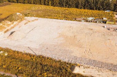 İnşaat hazırlama sahasının hava görüntüsü.