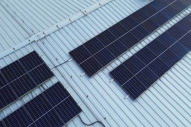 Bükülmüş metal yapıdaki güneş paneli dizisi