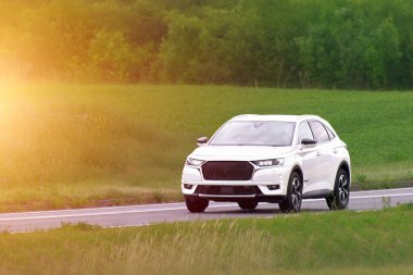 Japonya 'dan gelen güvenilir modern SUV hareket halinde.