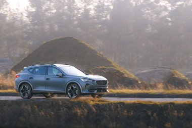 Aile cipi gün batımında kırsal yolda gidiyor.