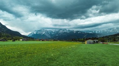 Dramatik hava ile güzel bir dağlık alan.