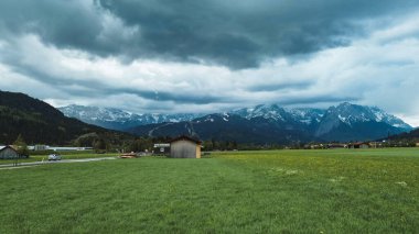 İlkbahar vadisinde kara bulutlar