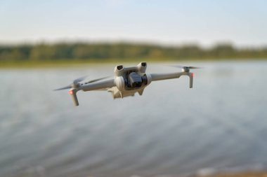 Hava karardığında İHA havada sorunsuzca uçuyor.