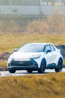 Çevre dostu araç huzur içinde hareket ediyor.