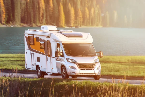 Orman ve tepeler yakınlarındaki yolda eğlence aracı