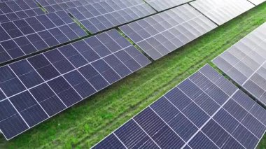 Fotovoltaik modüller yapay zekaya temiz elektrik sağlıyor.