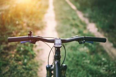 Motosikletçi GPS ile orman yolculuğunun tadını çıkarıyor.