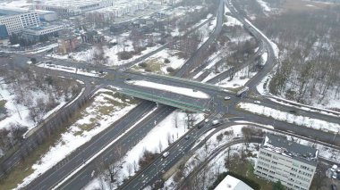 Kış yolu beyaz araziyi kesiyor.