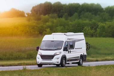 Turist karavanı yeşil arazide ilerliyor.