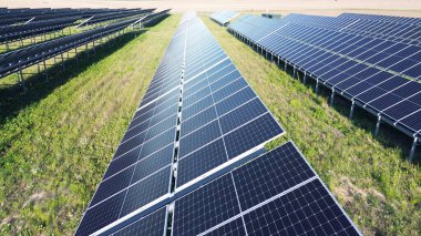 Güneş panelleri gün batımında bir enerji santralinde sürdürülebilir enerji topluyor.