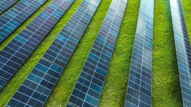 Yeşil alanda temiz enerji güneş dizisi