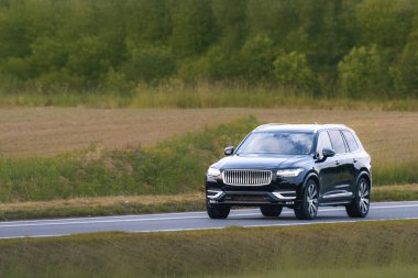 Kırsal yolda spor ve güvenli İsveç SUV 'si