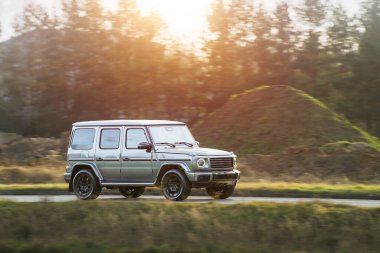 Kırsal kesimden geçen bir araç