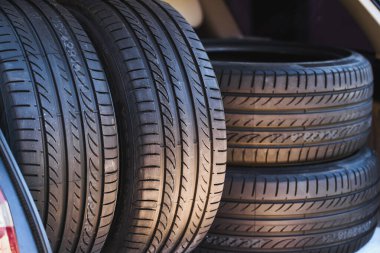 Araba bagajı taze yaz lastikleriyle dolu.