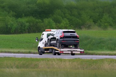 Kırsal otoyolda yol kenarı araç kurtarma servisi