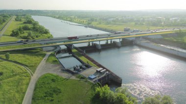 Şehir manzarasında ulaşım köprüsü