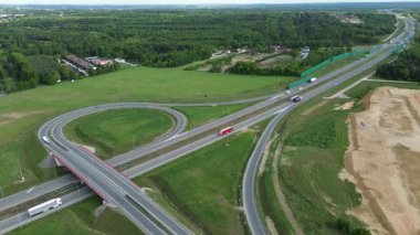 Geniş bir otoyolda birçok ağır yük aracı