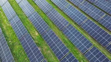 Güneş panelleri güneş doğarken yeşil alanda