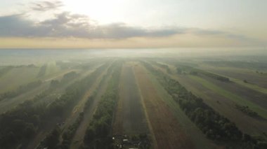 Katmanlı sis ile sakin bir sonbahar sabahı
