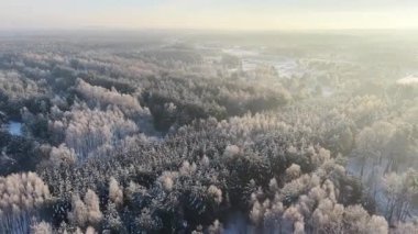 Kış havası sahnesi parlayan donla