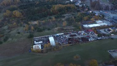 Makine ve metal yığınları olan hurdalık