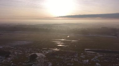 Yeşil alanda buzlu su manzarası