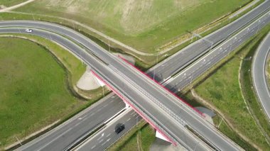 Bölünmüş yolda ağır araçlar hızla ilerliyor.