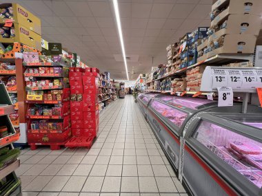 Yeni mallarla dolu süpermarket koridoru geniş görünüm 07.12.2025 Polonya, Avrupa