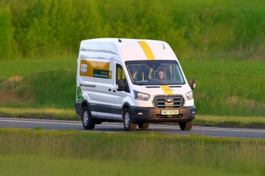 Elektrik InPost minibüsü 01.02.2025 'te kırsaldan geçiyor. Polonya, Avrupa