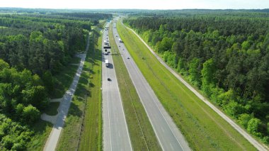 Otoyol sonbaharda turuncu ormandan geçer.