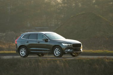 Altın saat boyunca lüks araba sürme