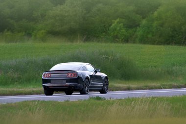 İkonik dizaynlı hızlı retro araba