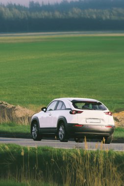 Manzaralı otoyolda Japonya 'dan gelen çapraz araba.