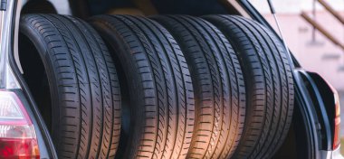 Açık arabanın bagajına dört adet yaz lastiği yerleştirilmiş.