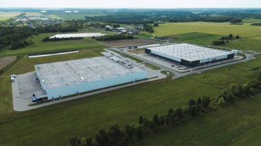 Teslimat kamyonları ve yükleme alanı olan dağıtım binası