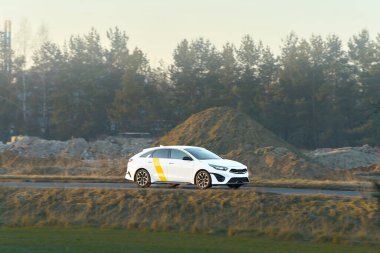 Yolcu vagonu açık arazide ilerliyor