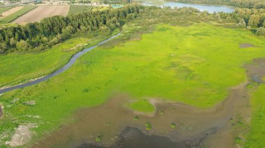 Doğanın güzel hava manzarası ve boş su deposu